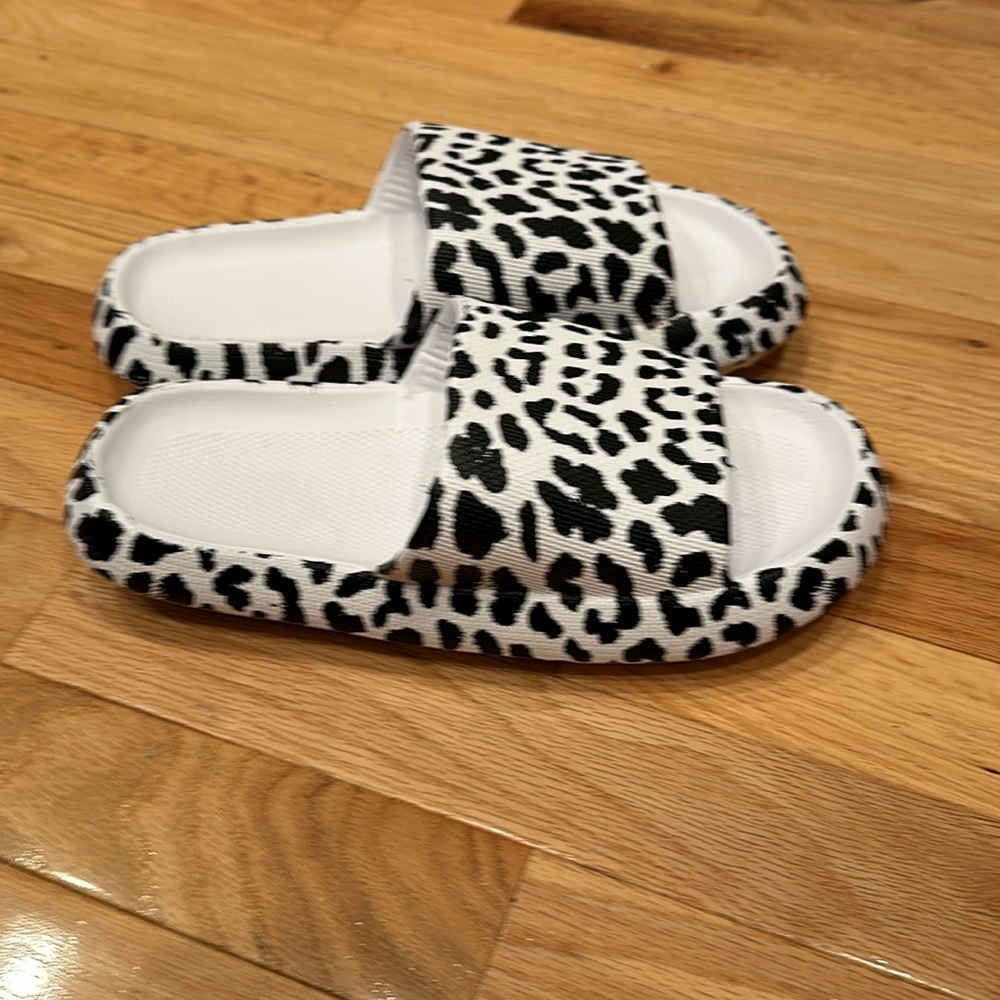 Leopard Comfy Slide - Picture 3 of 5